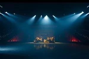 《雾中灯塔》剧集封面,晨雾中亮起灯光的塔身