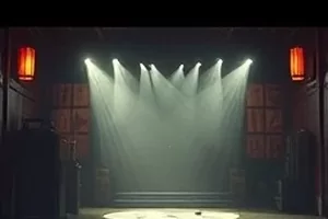 《橘色信号灯》剧集封面,路口信号灯映在积水里
