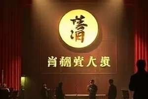 《纸飞机航线》剧集封面,纸飞机掠过天台栏杆