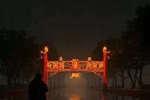 《长夜售货亭》剧集封面,深夜便利店暖光下的货架一角