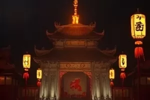 《春潮暗涌》剧集封面,涨潮时的堤岸与远处灯塔